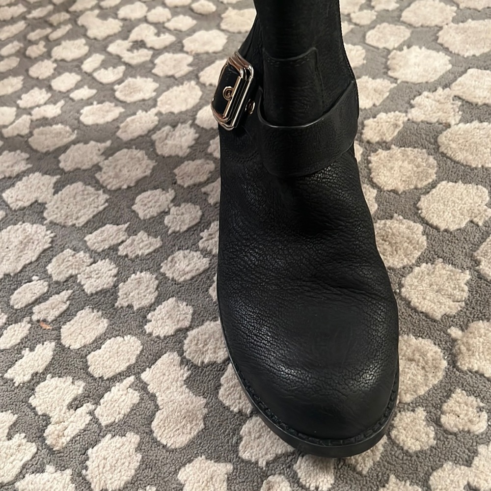 Back and gold boot